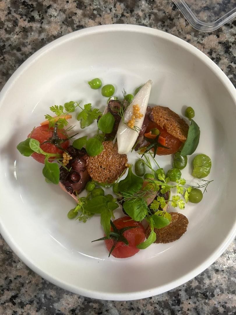 Salade de poulpe et légumes de printemps