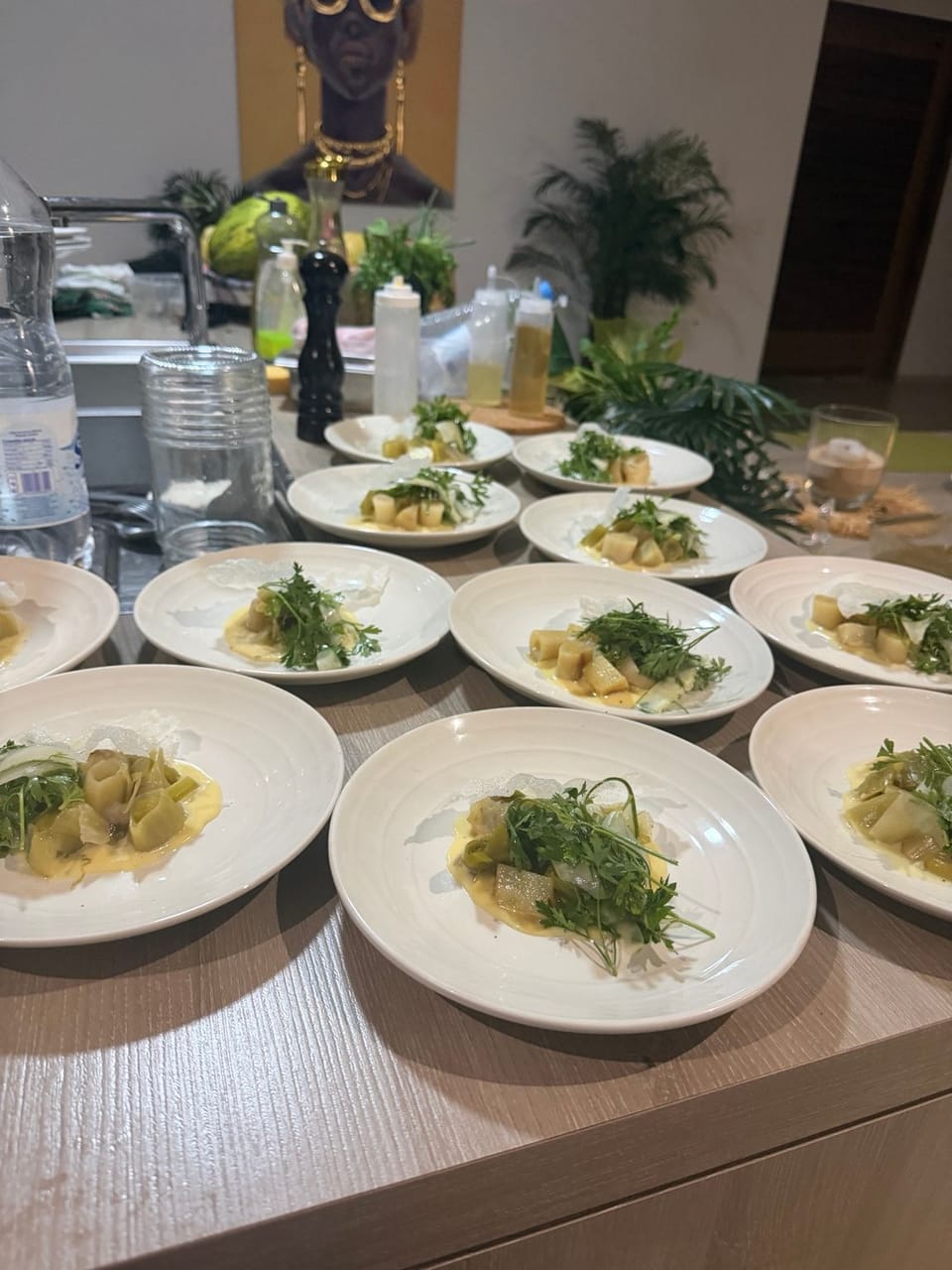为团体聚餐成排摆好的餐盘