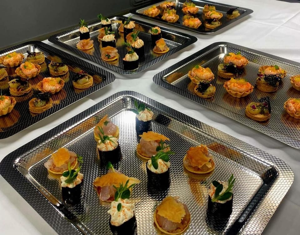 Plateaux de bouchées et canapés pour un cocktail