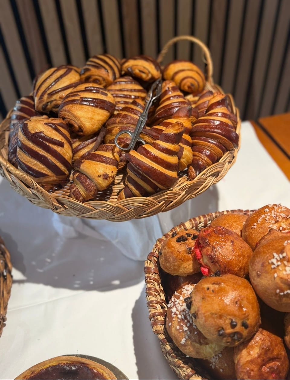 Paniers de croissants bicolores et de brioches
